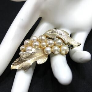 Lisner Faux Pearl Leaf Brooch Gold Plated 1960s Vintage Jewelry Signed